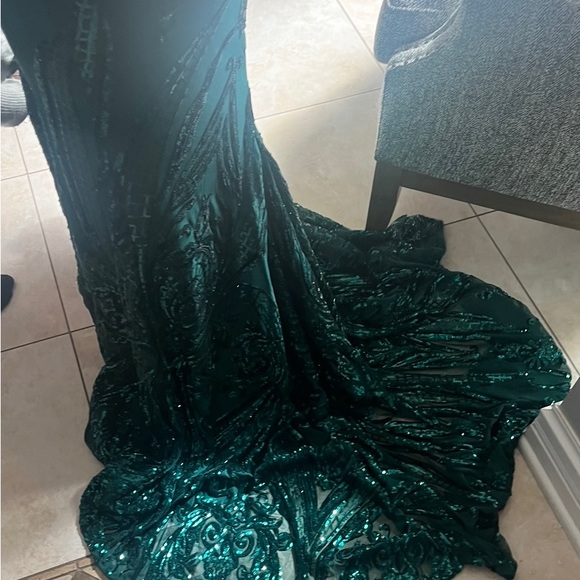 Beautiful emerald green sequin dress with train. - Picture 3 of 7